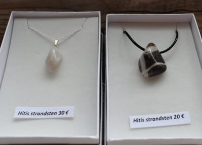 Nya Hitis strandsten smycken från Din sten finns nu i Made in Hitis shoppen, på Hitis bibliotek och byainfo.