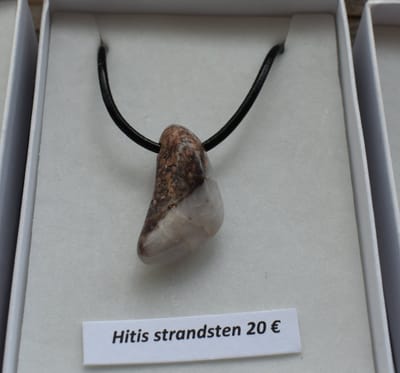 Holmströms Lanthandel i Hitis har fått in påfyllning av Hitis strandsten smycken från Din Sten.