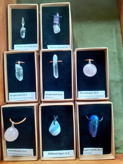 Melles hälsoshop i Ekenäs har fått in mera kristaller från Din sten.