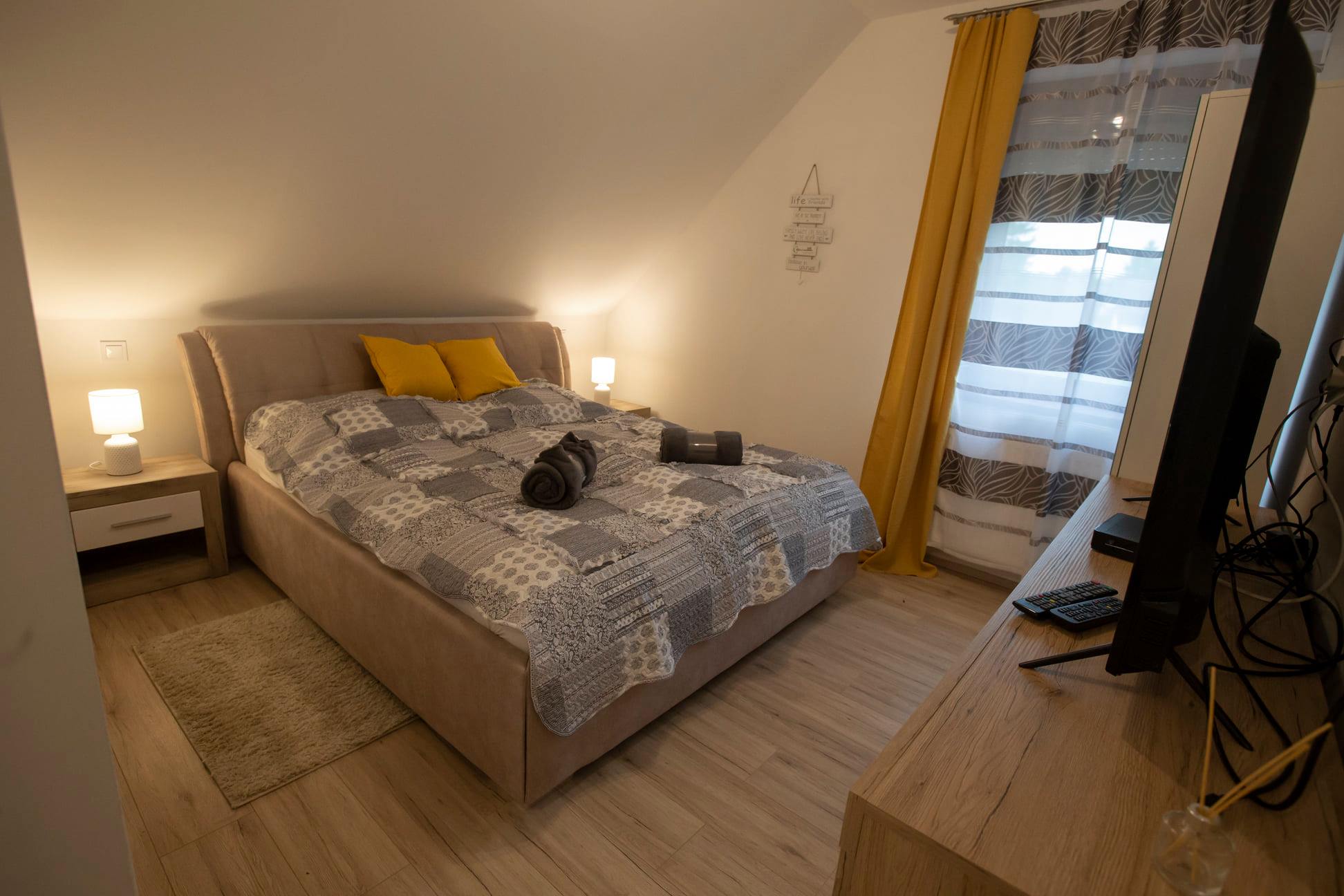 Hálószoba 2 fő + étkezős nappali - kihúzható kanapéval 2 fő részére