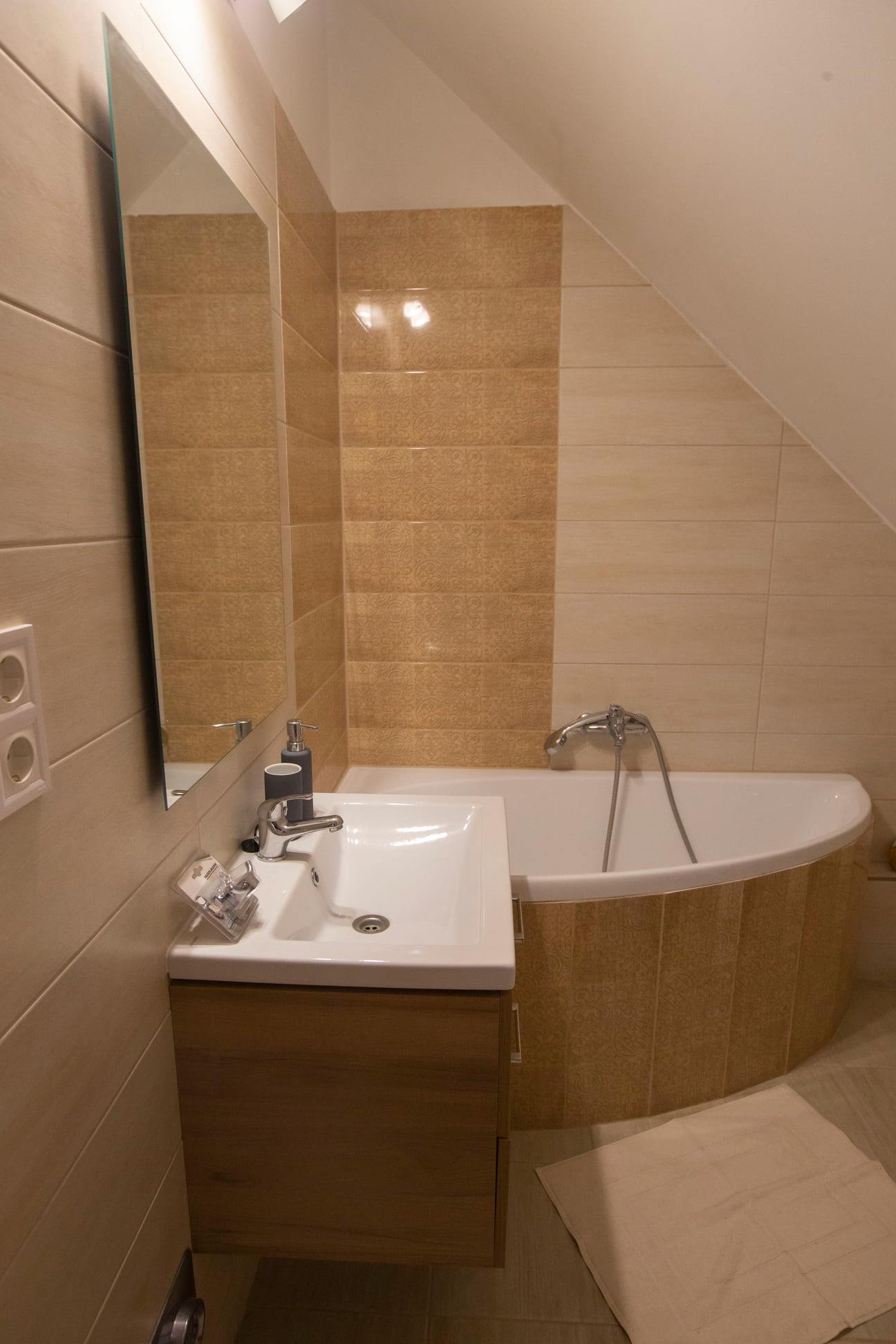 Hálószoba 2 fő + étkezős nappali - kihúzható kanapéval 2 fő részére