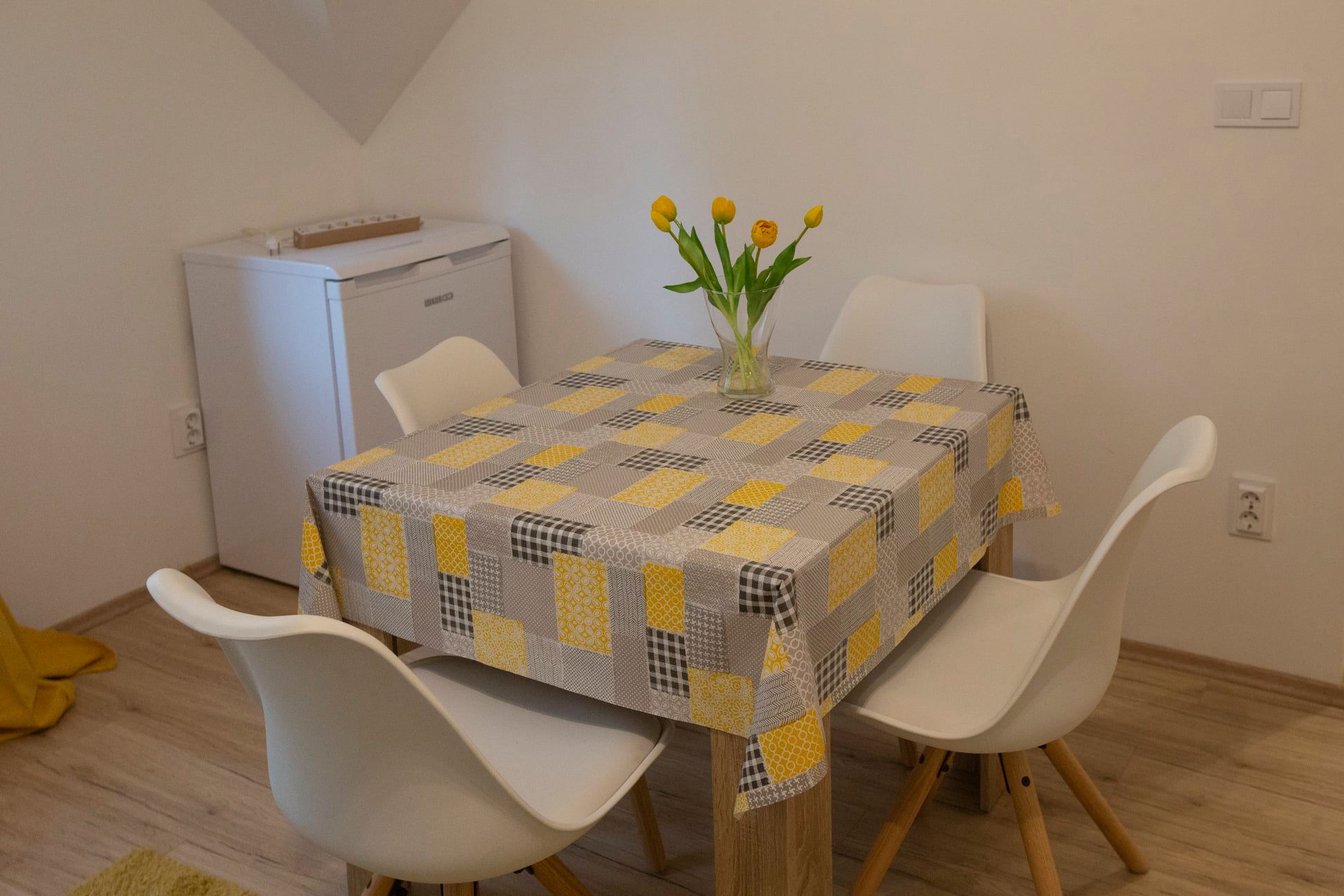 Hálószoba 2 fő + étkezős nappali - kihúzható kanapéval 2 fő részére