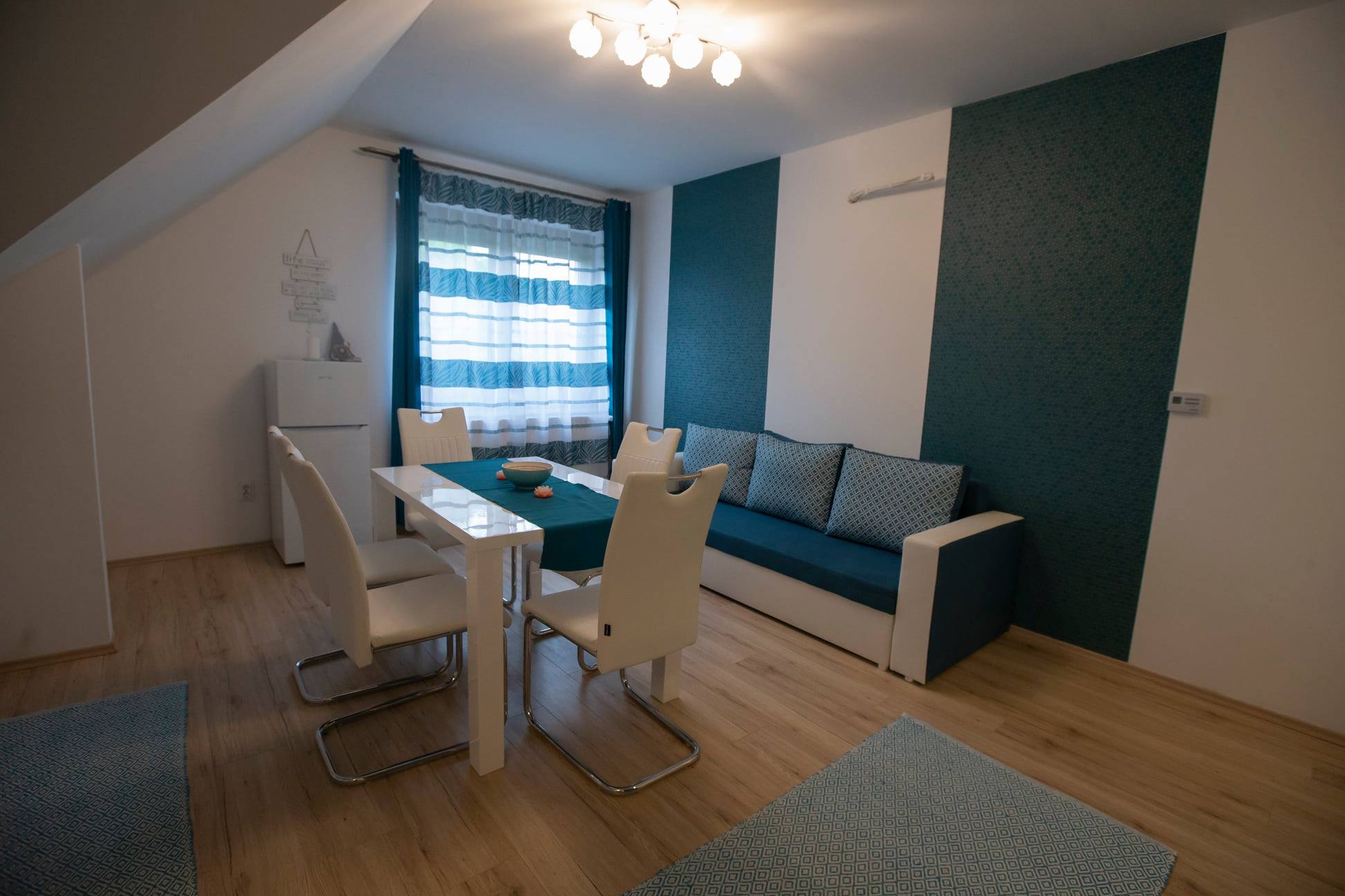 Hálószoba 2 fő + étkezős nappali - kihúzható kanapéval 2 fő részére