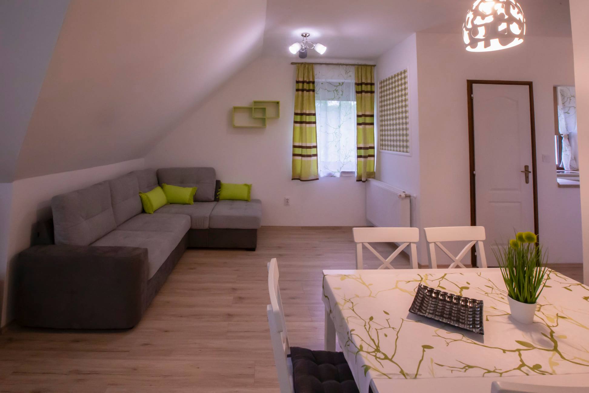 Hálószoba 2 fő + étkezős nappali - kihúzható kanapéval 2 fő részére