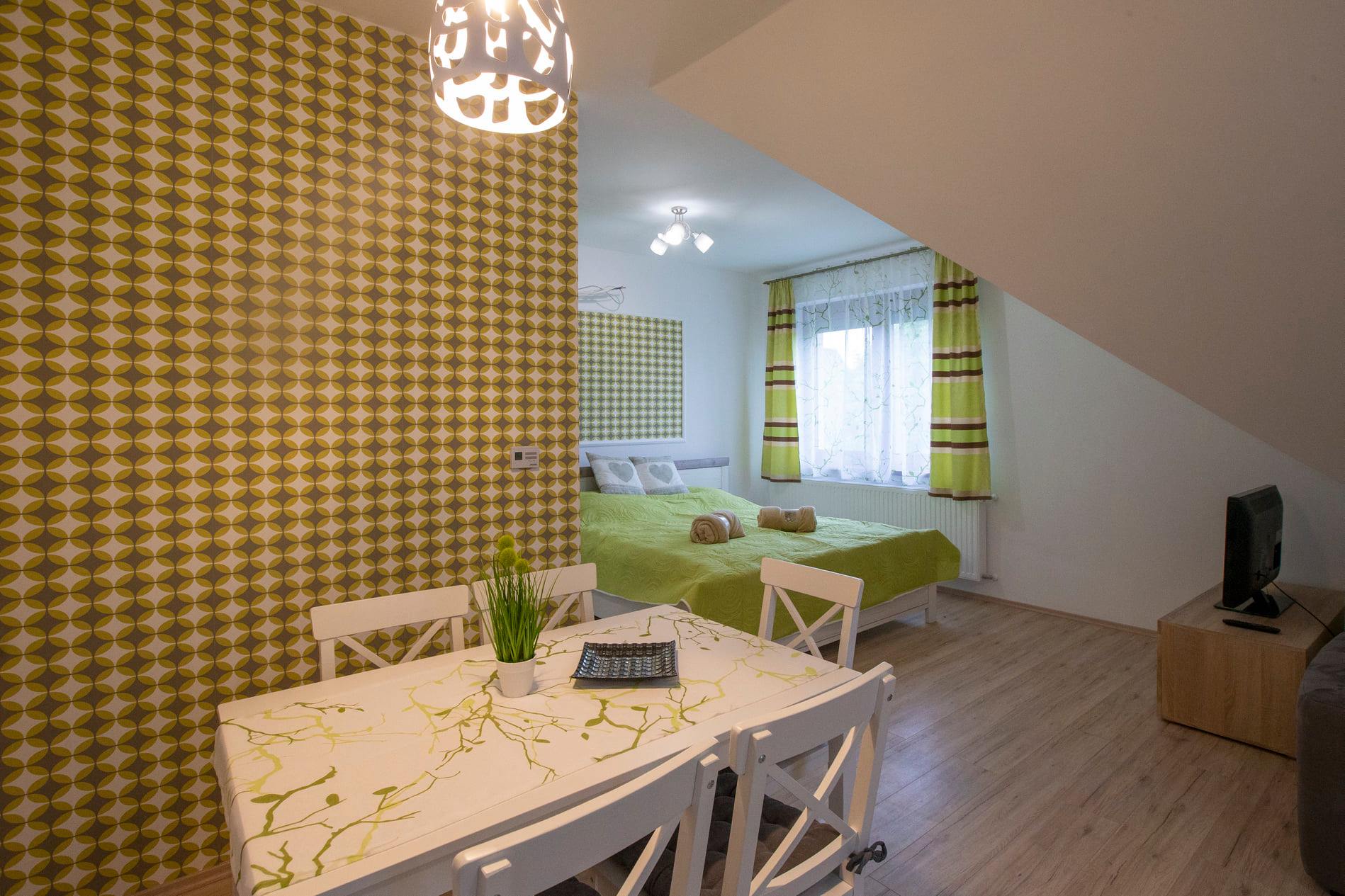 Hálószoba 2 fő + étkezős nappali - kihúzható kanapéval 2 fő részére