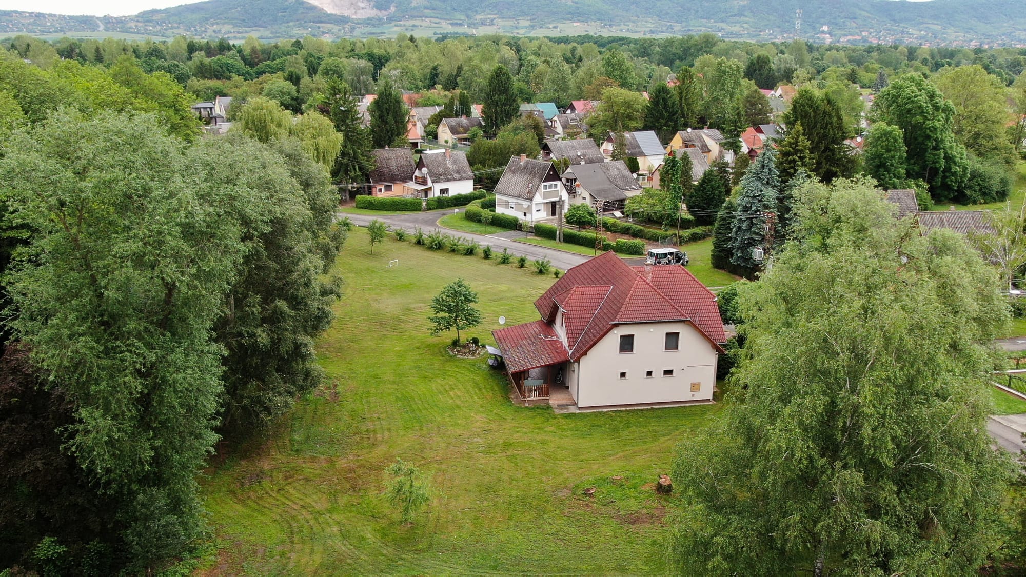 Madárcsicsergős kertecskénk