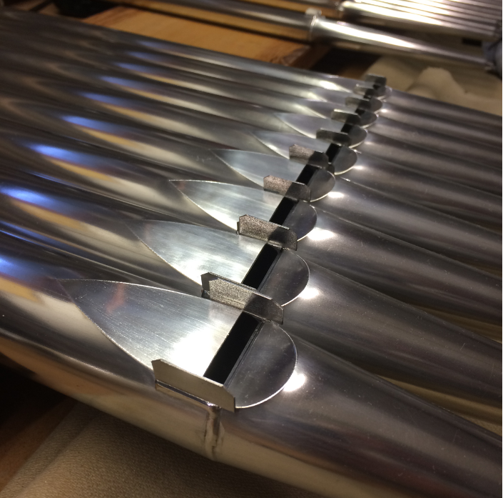 Belső és homlokzati ajaksípok