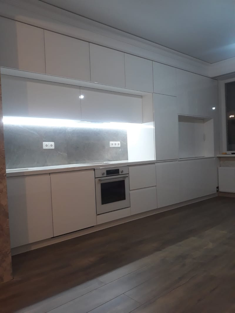 Крашенная кухня с подсветкой