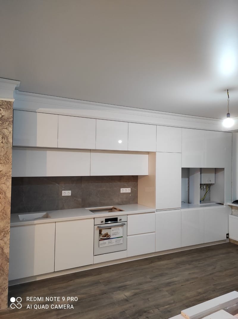 Крашенная кухня с подсветкой