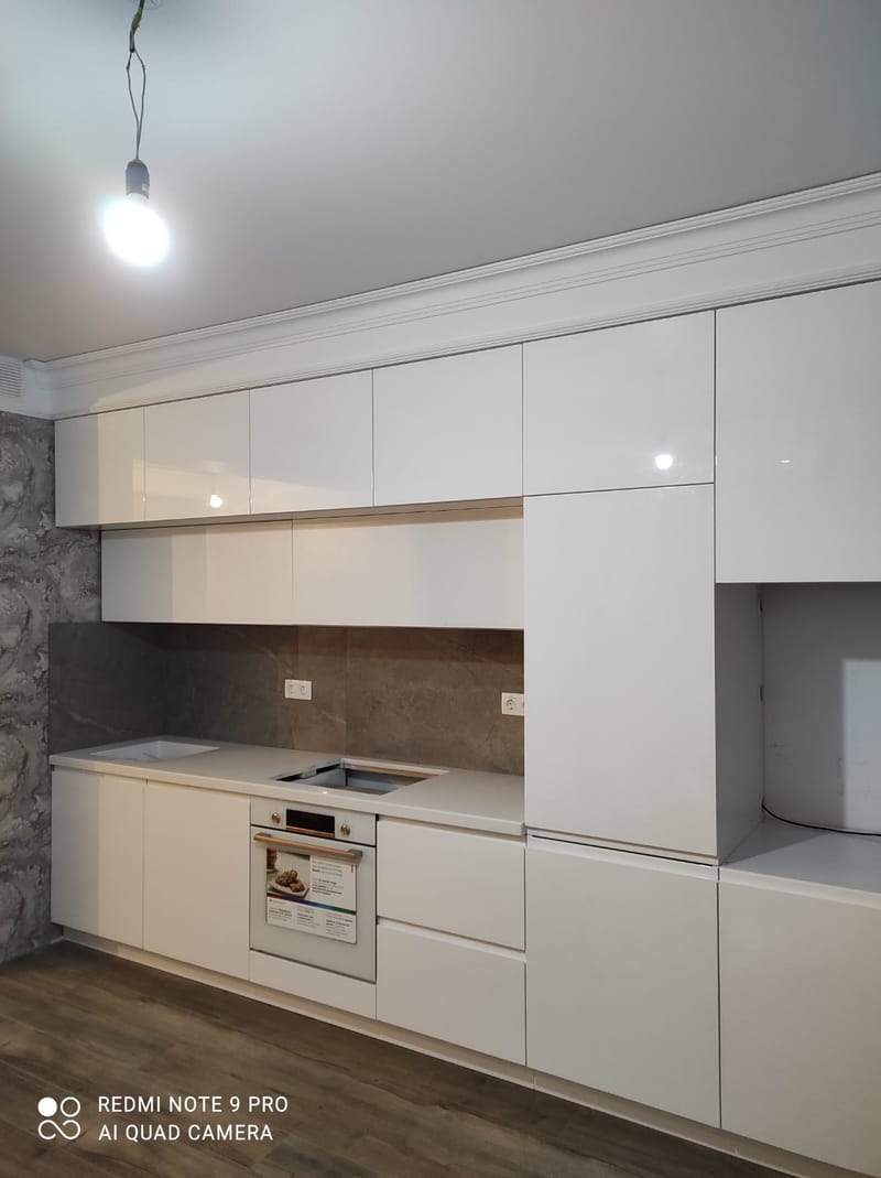 Крашенная кухня с подсветкой