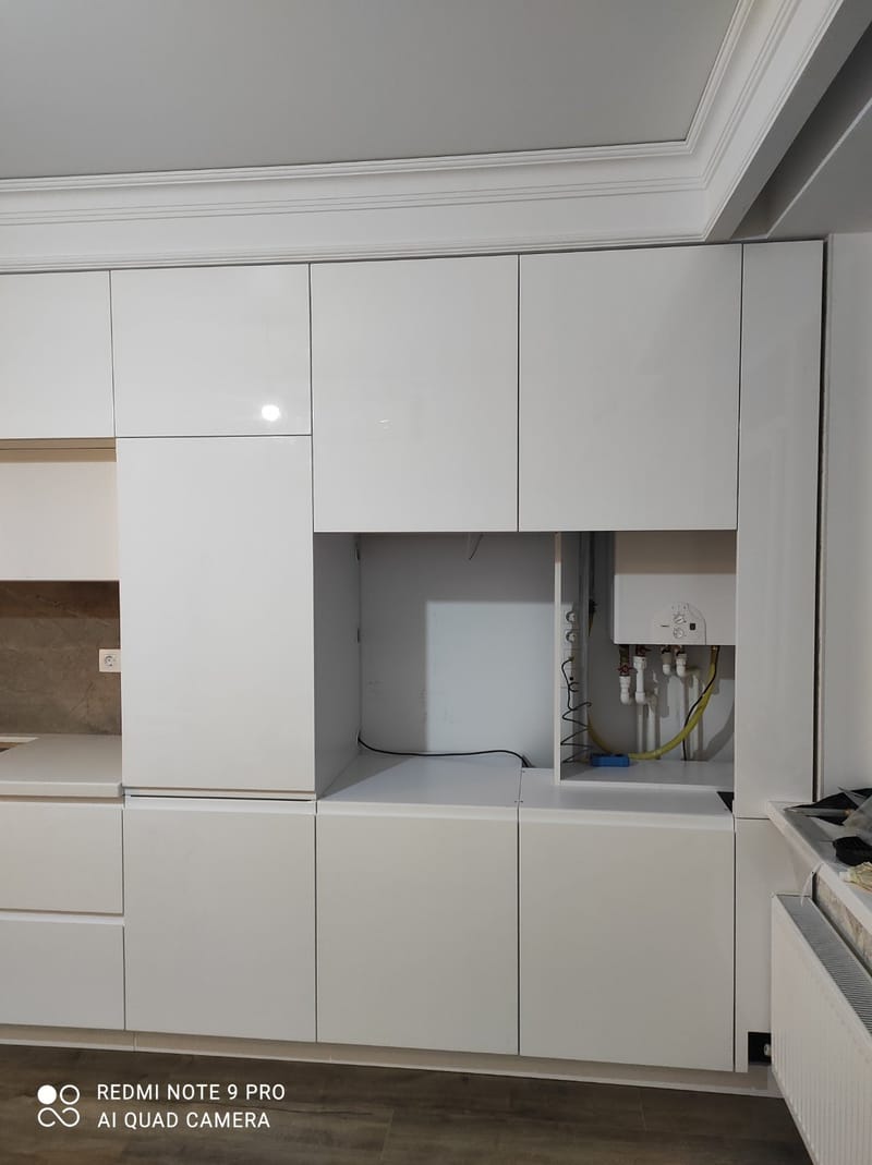 Крашенная кухня с подсветкой