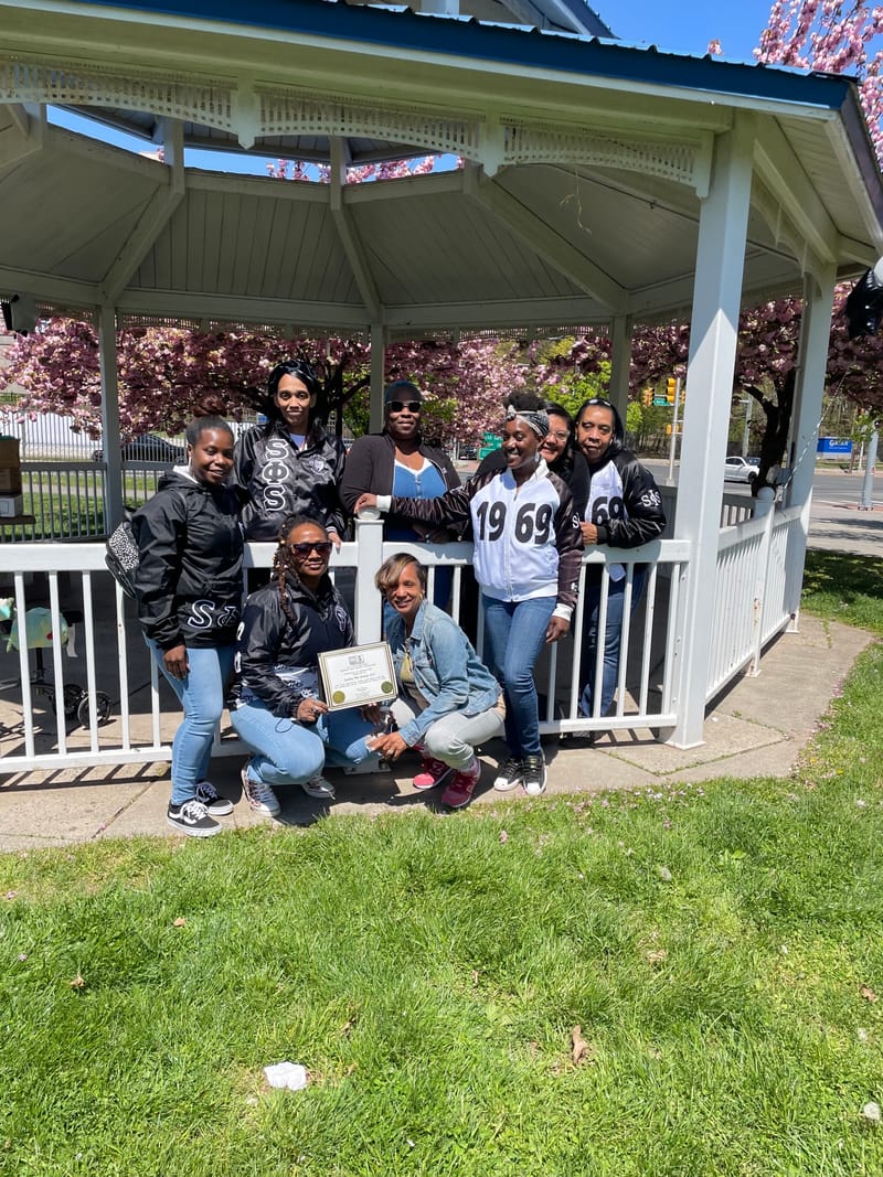 Thanking the fabulous sisters of Swing Phi Swing Sorority for their donations.