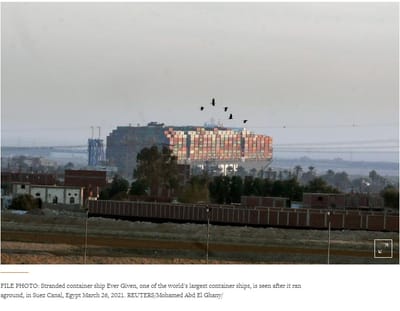 52. Canal de Suez queda bloqueado por buque carguero