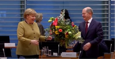 Despiden a Angela Merkel después de coalición de tres partidos