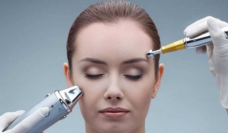 تَقشير الوجه بالليّزر الفوائد والأثَار الجانبية