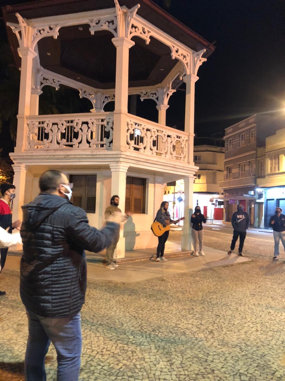 Encontros de oração nas praças e templos