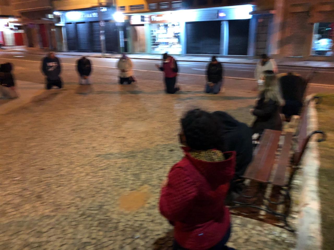 Encontros de oração nas praças e templos