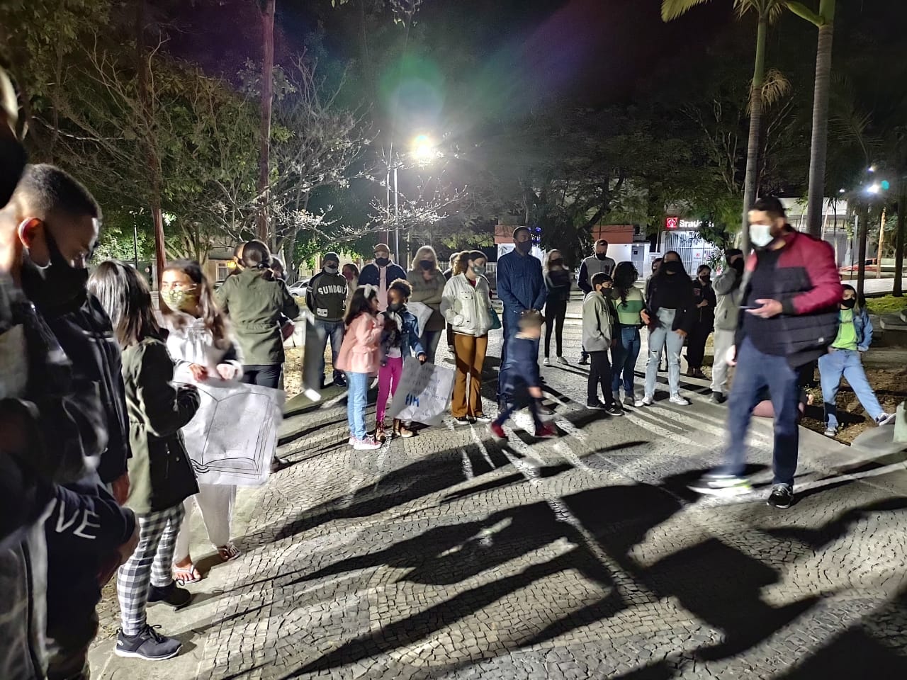 Encontros de oração nas praças e templos