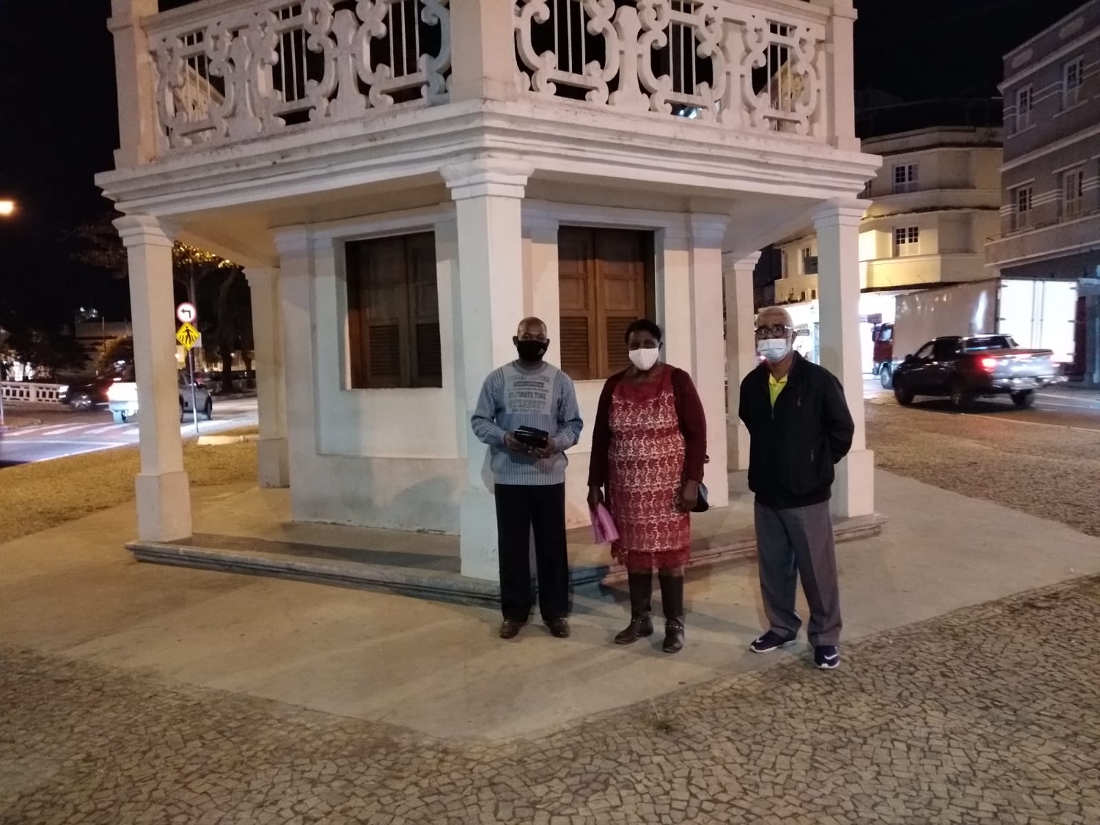 Encontros de oração nas praças e templos