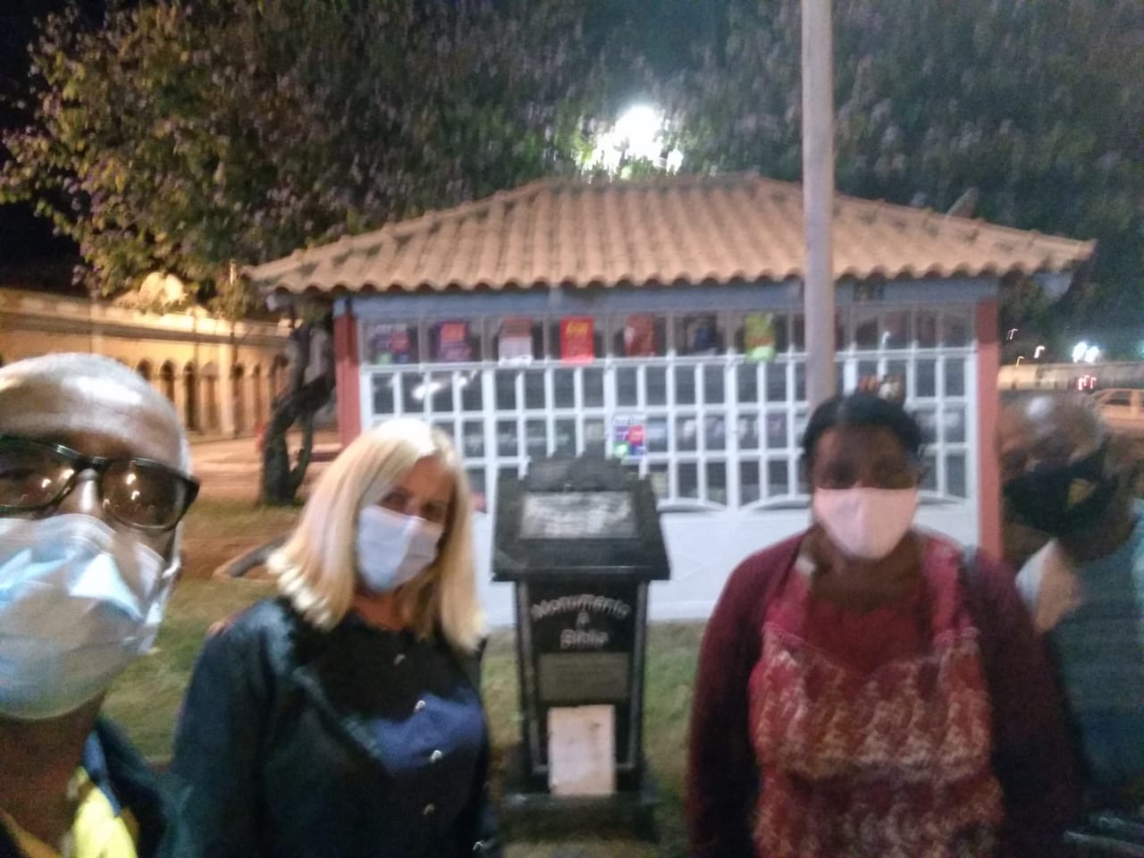 Encontros de oração nas praças e templos