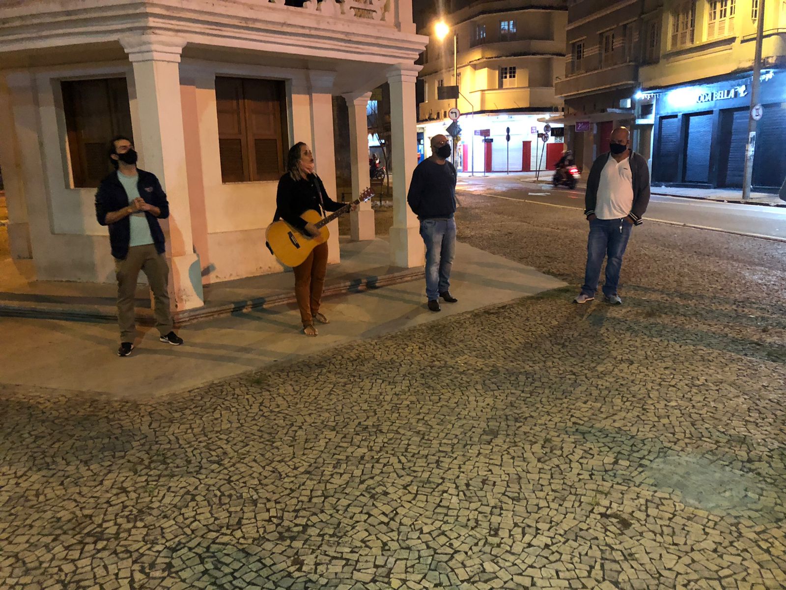 Encontros de oração nas praças e templos