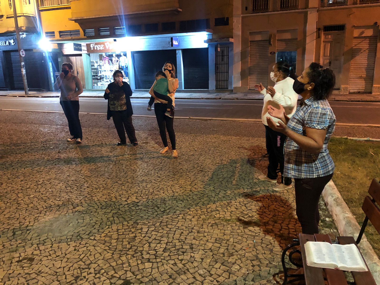 Encontros de oração nas praças e templos