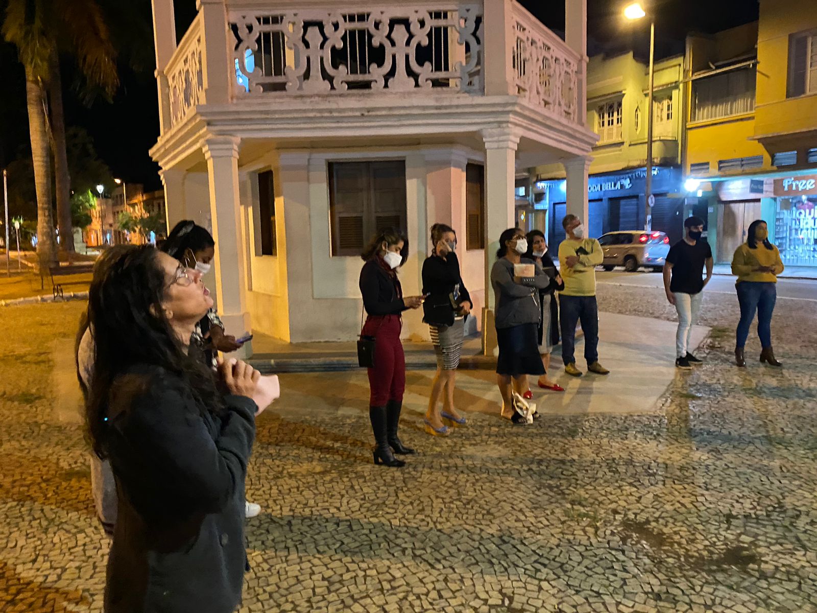 Encontros de oração nas praças e templos