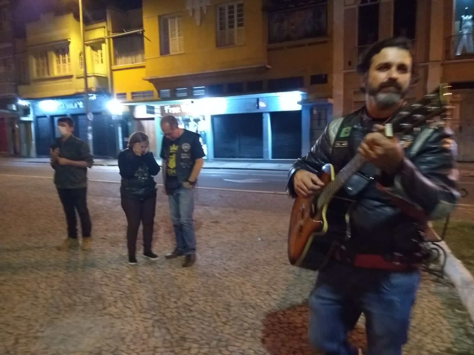 Encontros de oração nas praças e templos