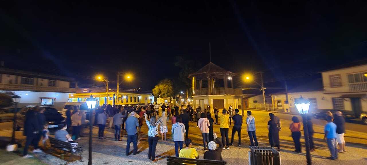 Encontros de oração nas praças e templos