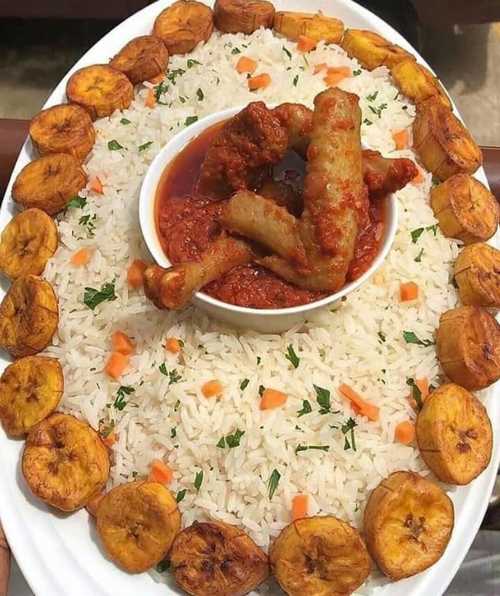 Ize bi ogede bi stew (Rice, stew and fried plantain)