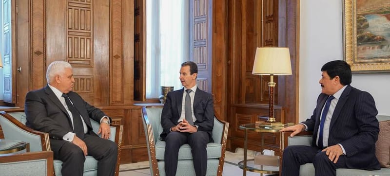 رئيس هيئة الحشد الشعبي فالح الفياض يسلم الرئيس السوري بشار الأسد رسالة من رئيس الوزراء محمد شياع السوداني تتضمن التأكيد على وقوف العراق مع الشعب السوري من أجل التخفيف من تداعيات الزلزال.