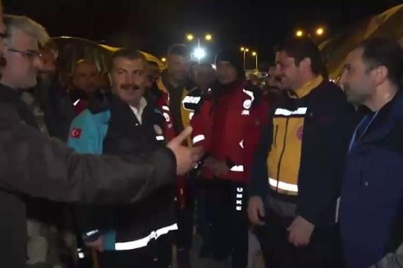 بالفيديو.. لحظة انفجار مدفأة في وجه وزير الصحة التركي، أثناء لقائه مسعفين في مناطق الزلزال.