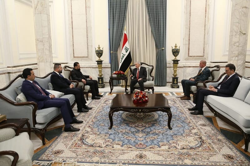 استقبل رئيس الجمهورية عبد اللطيف جمال رشيد، اليوم الأحد، وفد تحالف وطن النيابي برئاسة النائب ياسر إسكندر وتوت.