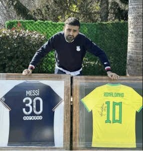 الشيف بوراك يعرض قميصي ميسي ورونالدينيو الأصلية التي تحمل توقيعهما للبيع دعماً لمتضرري زلزال تركيا