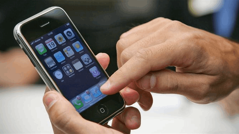 أمريكية تبيع هاتف آيفون في مزاد بسعر غير متوقع