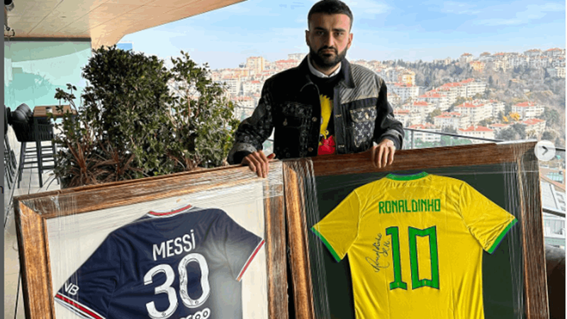 كم المبلغ الذي حصل عليه الشيف بوراك من قميصي ميسي ورونالدينيو؟