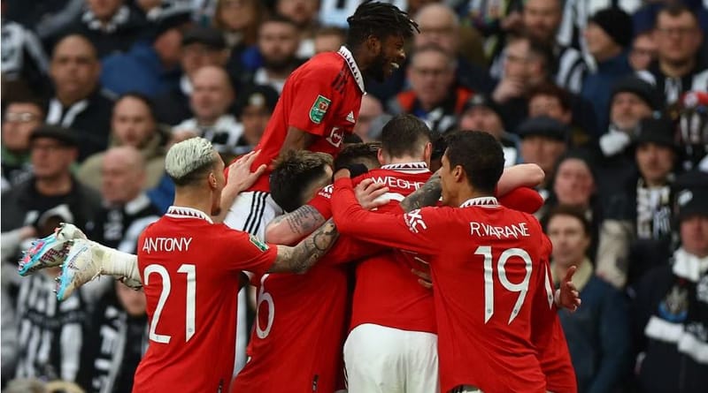 مانشستر يونايتد يهزم نيوكاسل ويتوج بطلا لكأس رابطة المحترفين الإنجليزية