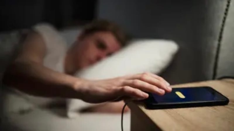 تجعلك في تعب دائم وإرهاق دون أي أسباب واضحة.. احذروا غفوة المنبه!