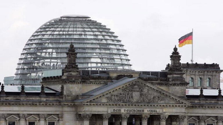 نشطاء البيئة يلطخون نصبا كتبت عليه مواد الدستور الألماني بالنفط الخام