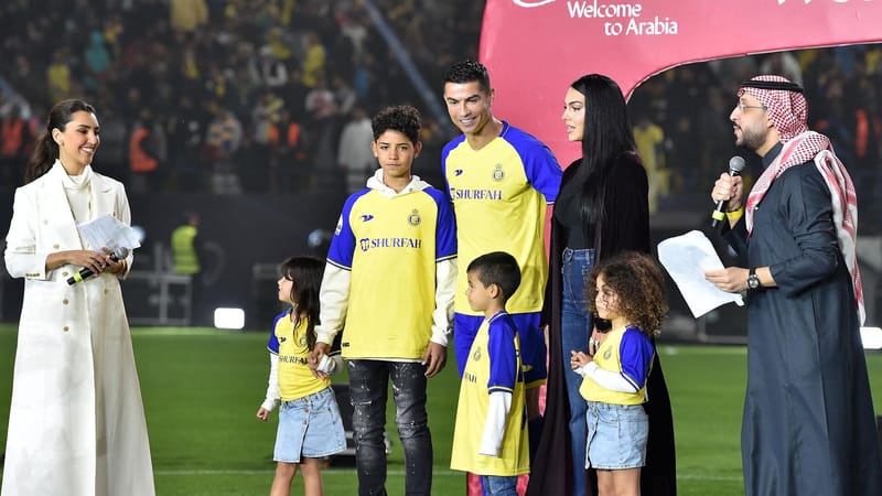 ابنتا رونالدو تتحدثان العربية... فيديو لطفلتي لاعب النصر السعودي يثير الدهشة