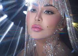 أحلام تثير الجدل بـ "باروكة" مرصعة بالألماس (صور)