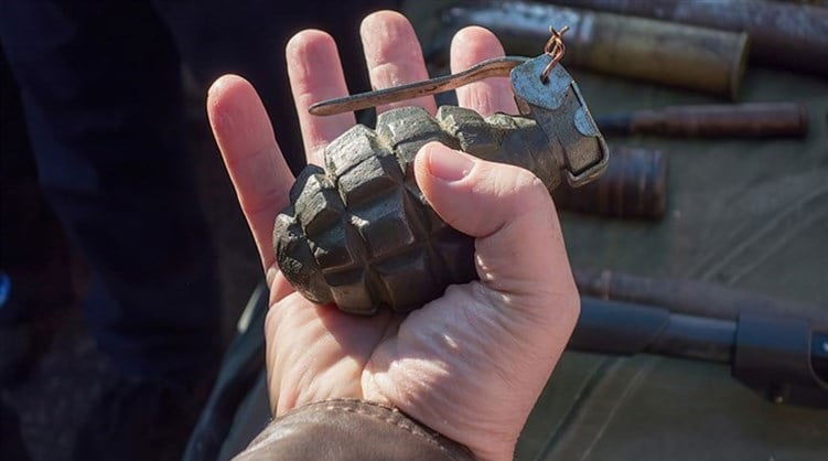 بـ"رمانة يدوية".. مطلوب بقضايا مخدرات يفجر نفسه ويردي أبنته قتيلة في البصرة