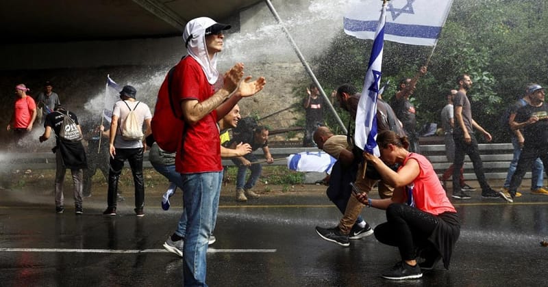 محتجون في إسرائيل يقصدون بيت نتنياهو.. وواشنطن قلقة