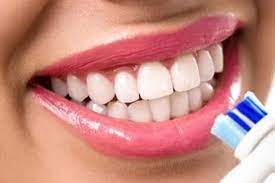 خبراء يكشفون عن سبب وجوب عدم تنظيف الأسنان بالفرشاة بعد الإفطار