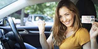 امرأة تنجح في اختبار قيادة السيارة بعد فشلها بـ 959 محاولة