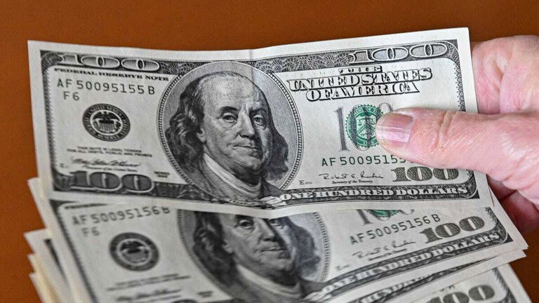 "بحوزة أحدهم 400 ألف دولار".. الأمن العراقي يقبض على متهمين بتهريب العملة