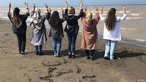 إيران تنصب كاميرات لمراقبة النساء غير الملتزمات بالحجاب