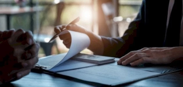 بتهمة استلام رشوة بـ 50 ألف دولار.. النزاهة تستقدم وكيل وزير التربية للشؤون العلمية