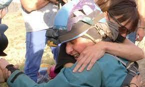 إسبانية تخرج من كهف عمقه 70 متراً بعد 500 يوم