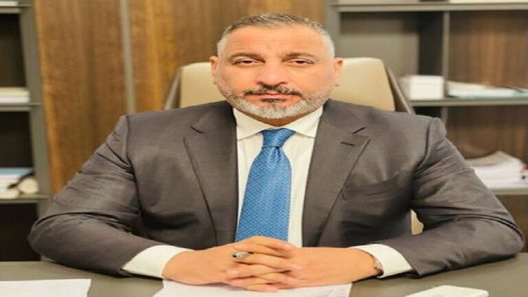 العراق.. أمر قبض وتحر جديد بحق مشرق عباس مستشار رئيس الحكومة السابق